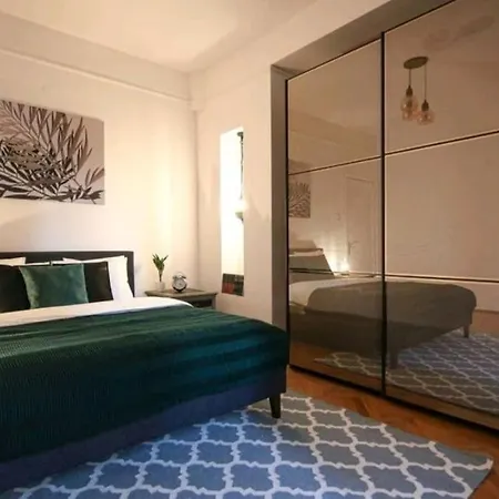 Square - Old Town * Bukarest