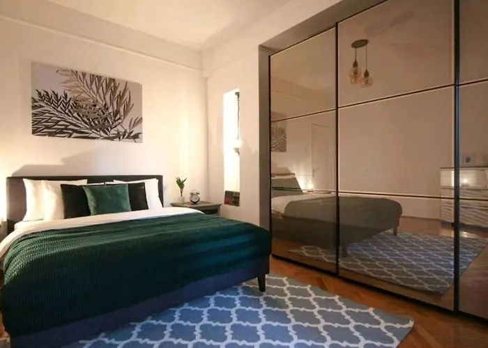 Square - Old Town * Boekarest